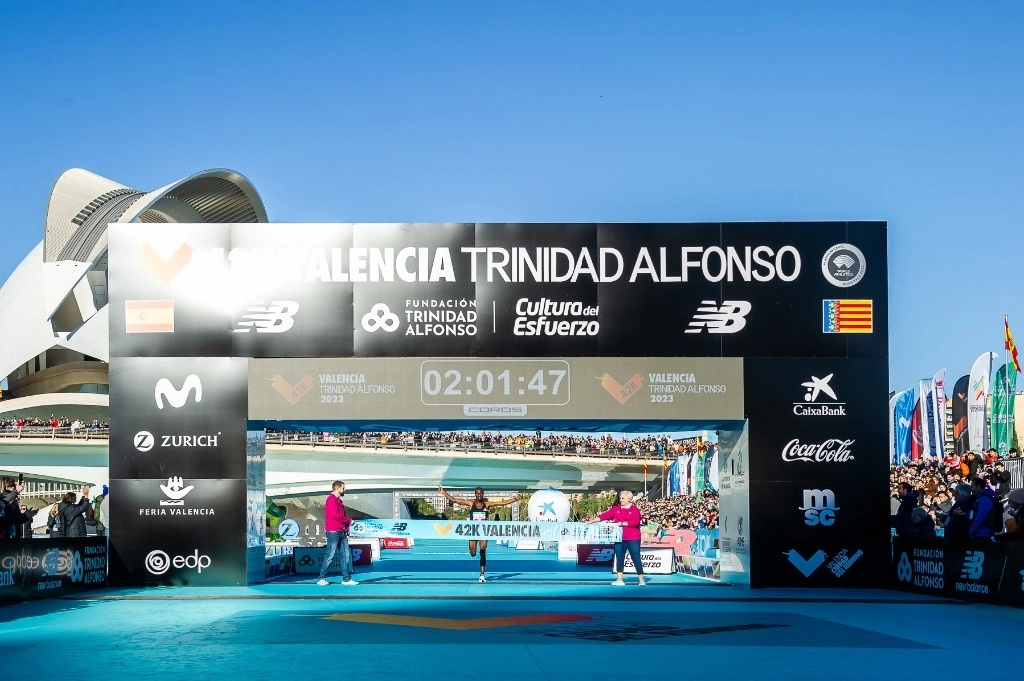 Sisay Lemma se impuso en la rama masculina del Maratón de Valencia. Foto Tomada de X @maratonvalencia