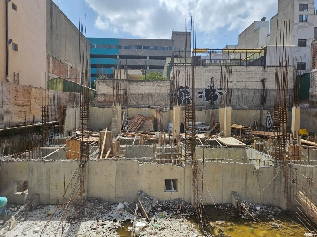 A siete de años del terremoto, la ciudad aún tiene huellas de la catástrofe que enlutó muchos hogares. Foto ‘La Jornada’




