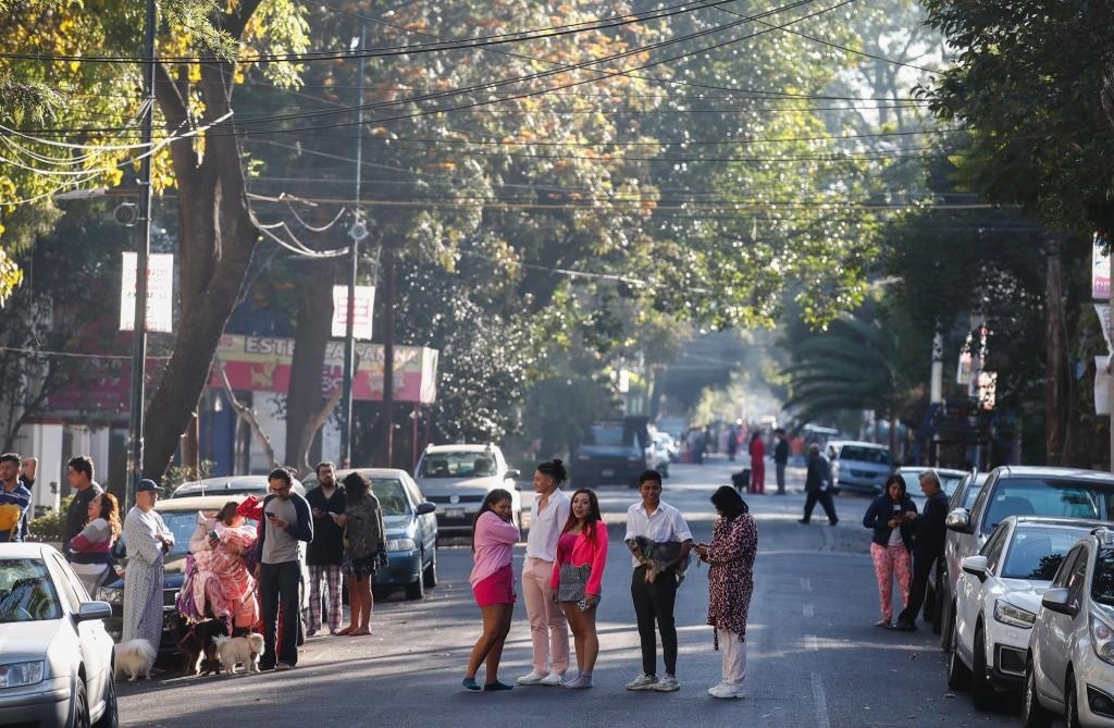 Habitantes de la Ciudad de México se reúnen en Eje Central, en la colonia Narvarte, luego de que se escuchó la alerta sísmica, el 11 de diciembre de 2022. Foto Víctor Camacho




