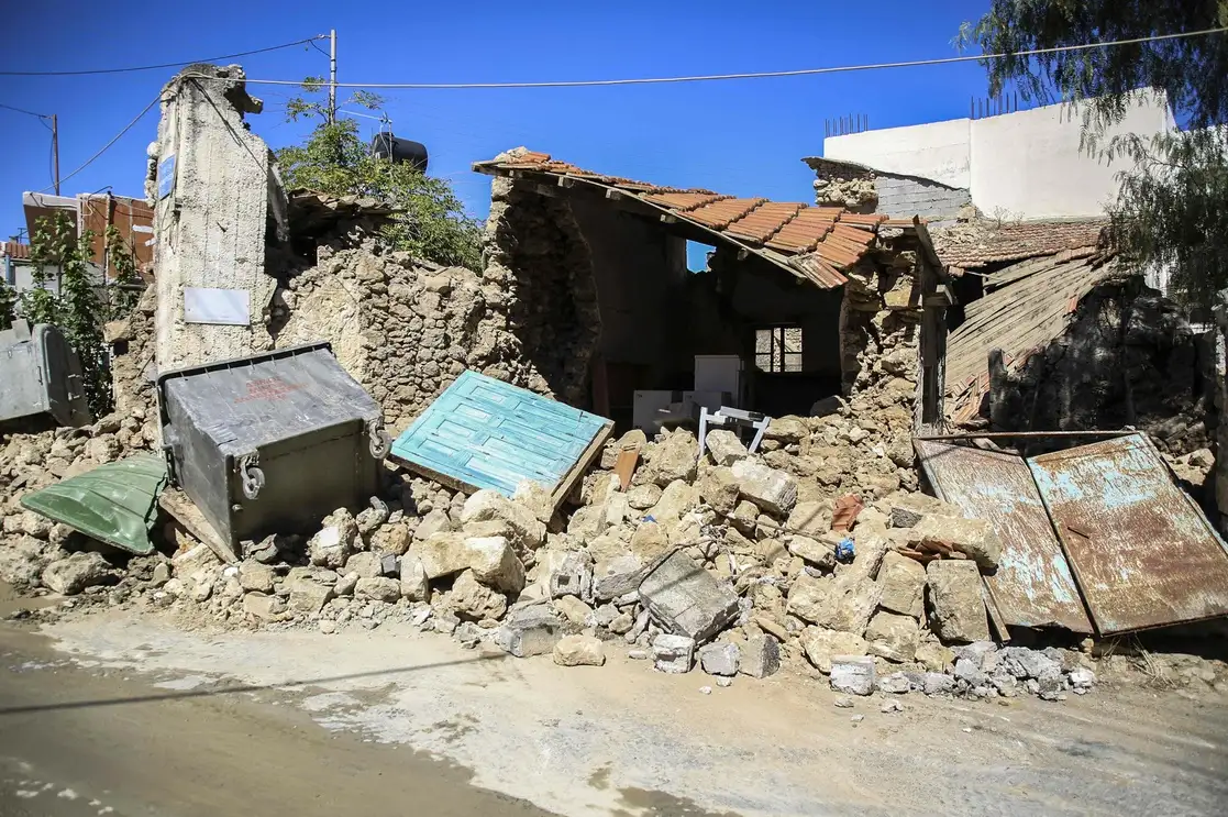 Una casa destruida tras un terremoto, en la aldea de Arkalochori en la isla de Creta, el 27 de septiembre de 2021. Foto Afp