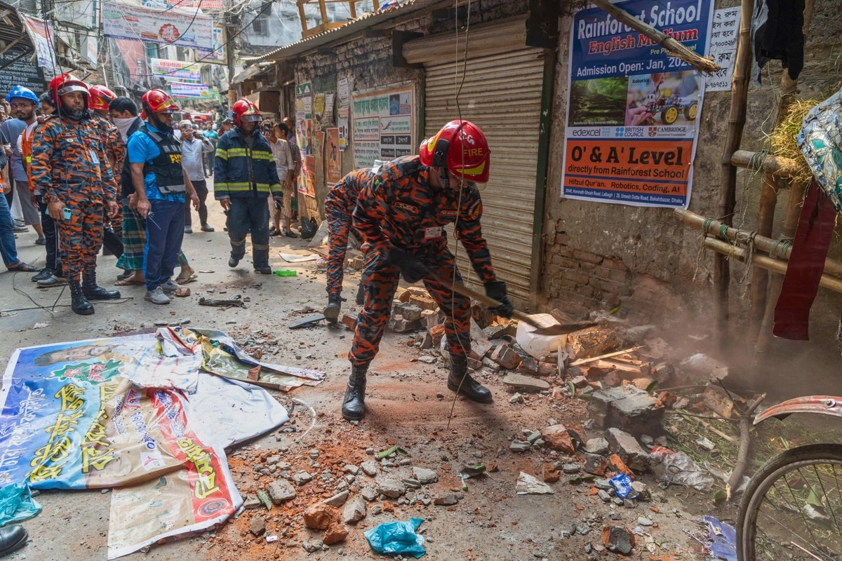 Personal de rescate retira escombros del derrumbe de techos y paredes tras el terremoto ocurrido en Daca, Bangladesh. 
