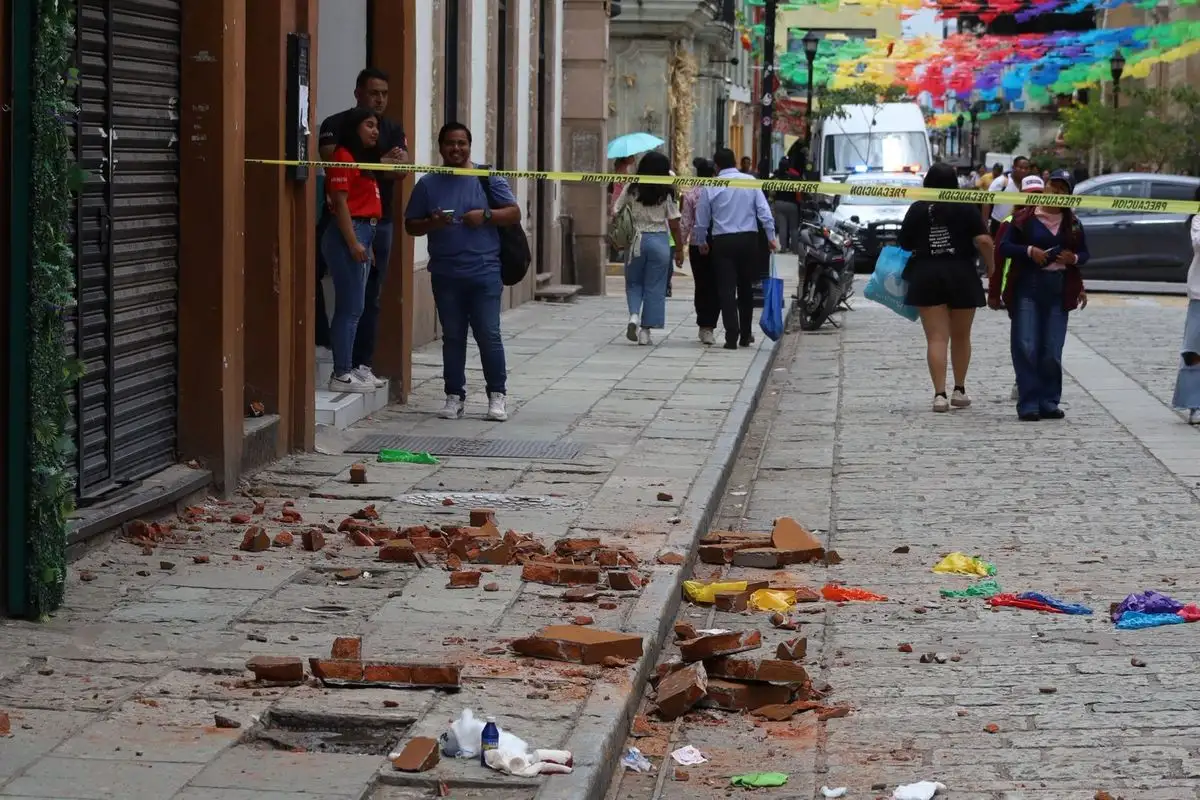 El sismo de magnitud 5.9 con epicentro en Tlacolula, Oaxaca, causó la caída de escombros de edificios en la capital del estado. Foto 