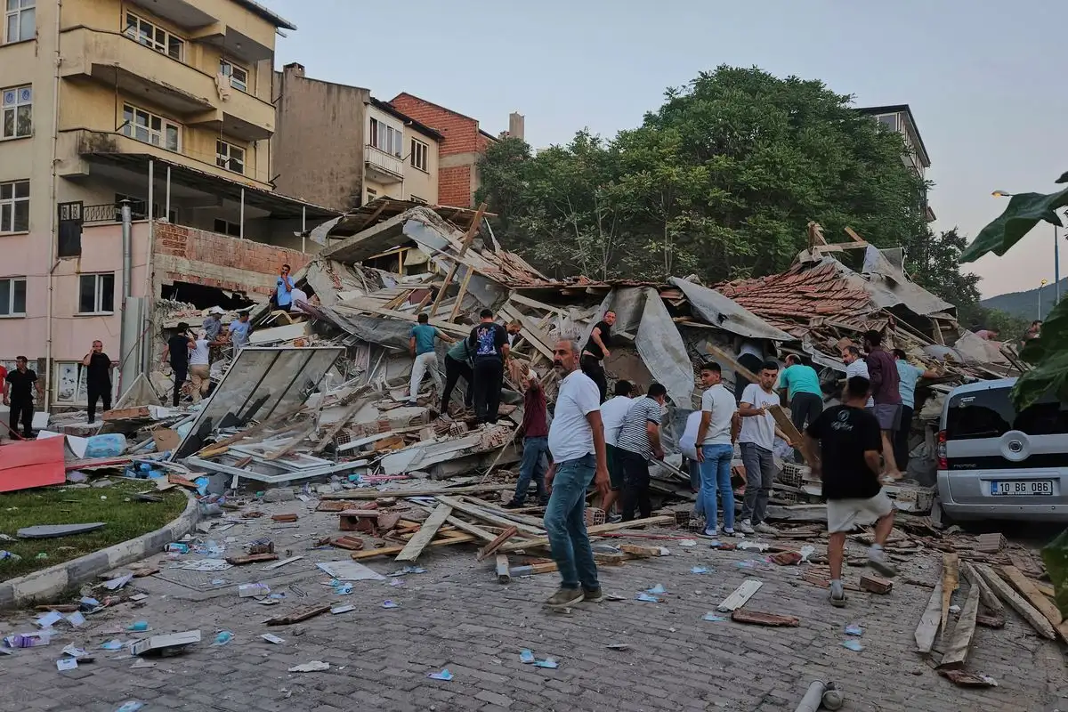 Personas retiran los escombros de un edificio derrumbado tras el sismo de 6.1 en Sindirgi, noroeste de Turquía, el 10 de agosto de 2025. Foto 