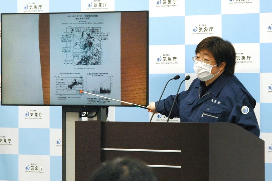 La Agencia Meteorológica de Japón informa sobre el terremoto que ocurrió frente a la costa de la prefectura de Miyagi, en Tokio, el 20 de marzo de 2021.  Foto Afp