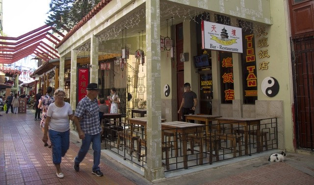 Turistas en el restaurado barrio chino de La Habana, en imagen del 13 de enero de 2020. Foto Ap