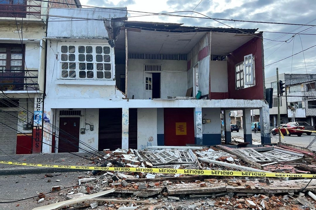 Casa dañada tras el terremoto que azotó la ciudad de Esmeraldas, Ecuador, el 25 de abril de 2025. 
