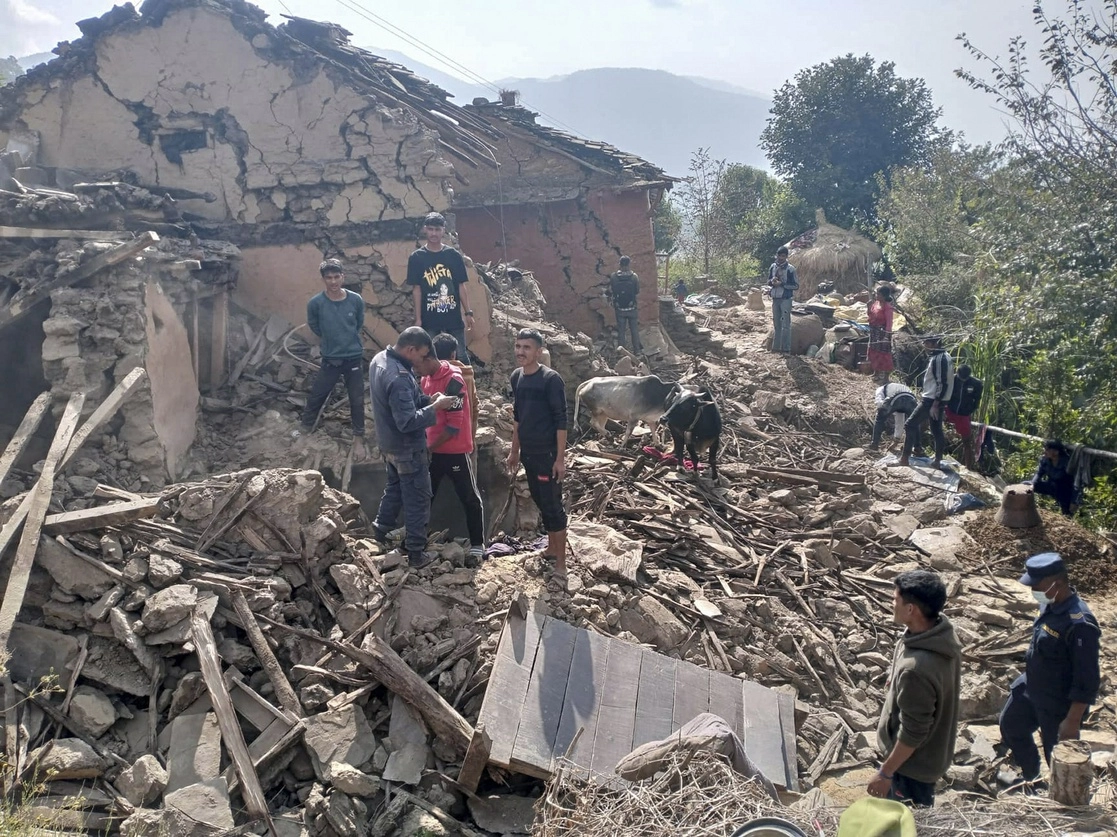 Autoridades informaron que el sismo causó la muerte de al menos seis personas. Foto Ap