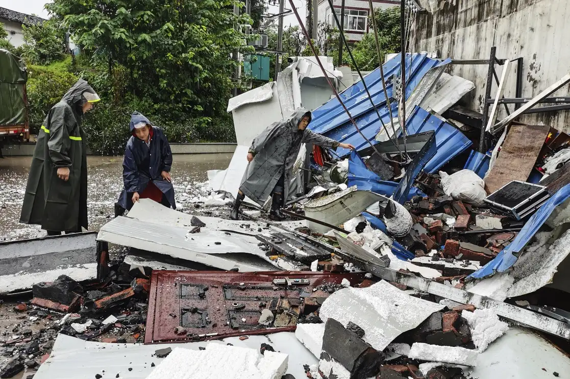 Trabajadores observan los escombros de una construcción, tras el sismo en la provincia china de Sichuan, el 16 de septiembre de 2021. Foto Chinatopix vía Ap