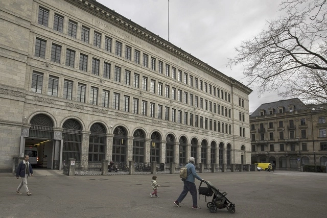 Fachada del Banco Nacional Suizo, en Zúricg. Foto Ap