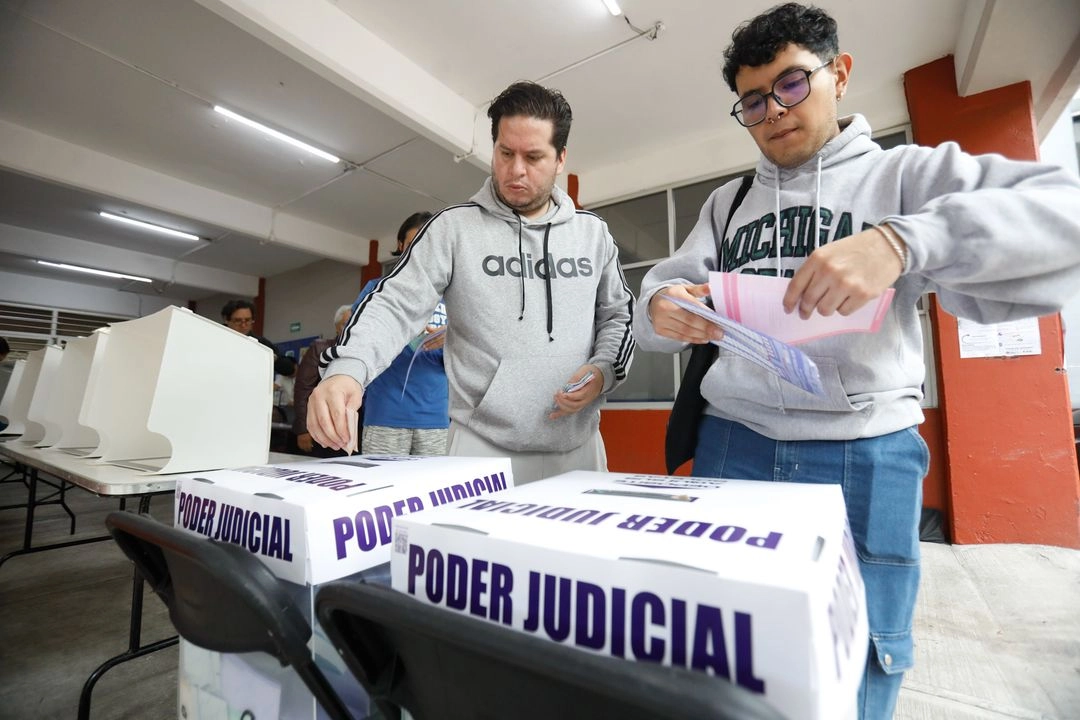 Ciudadanos emiten su voto durante la elección judicial. Foto 