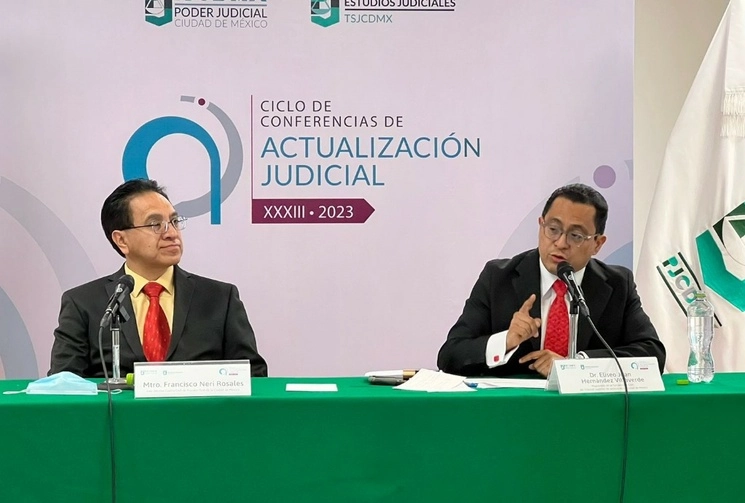 El magistrado de la Tercera Sala Civil, Eliseo Hernández Villaverde (derecha) y el Mtro. Francisco Neri Rosales durante el Ciclo de Conferencias de Actualización Judicial 2023. Foto cortesía PJCDMX 