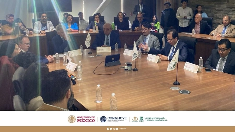 Álvaro García, ex vicepresidente de Bolivia, impartió una Conferencia Magistral sobre lo que sucede con la economía. Foto CIDE