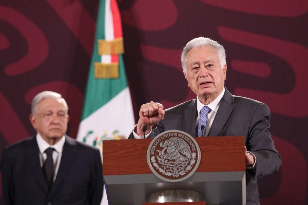 El director de CFE, Manuel Bartlett Díaz, presentó un informe sobre lo ocurrido en el suministro de luz entre el 7 y 9 de mayo. Detrás lo escucha el presidente López Obrador. Foto Cuartoscuro 