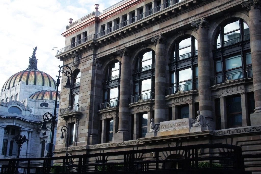 Sede del Banco de México y al fondo, el Palacio de Bellas Artes. La imagen, de archivo. Foto 