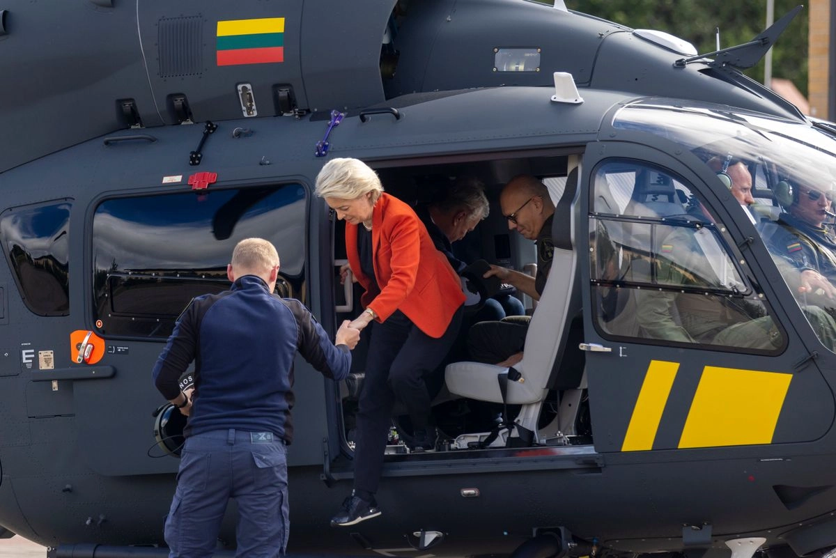 La presidenta de la Comisión Europea, Ursula Von Der Leyen, sale del helicóptero después de inspeccionar la frontera entre Lituania y Bielorrusia en la Escuela de Guardias Fronterizos cerca de la frontera entre Lituania y Bielorrusia, cerca del pueblo de Medininkai, a unos 25 kilómetros (16 millas) al este de la capital Vilnius, Lituania, el 1 de septiembre de 2025. 