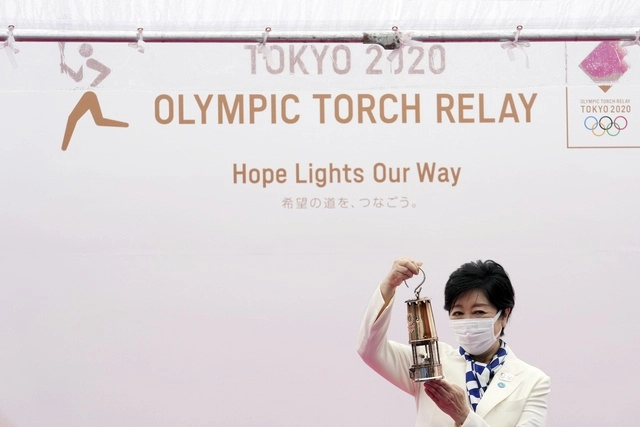 La gobernadora de Tokio, Yuriko Koike, con la llama olímpica el pasado 9 de julio. Foto Ap