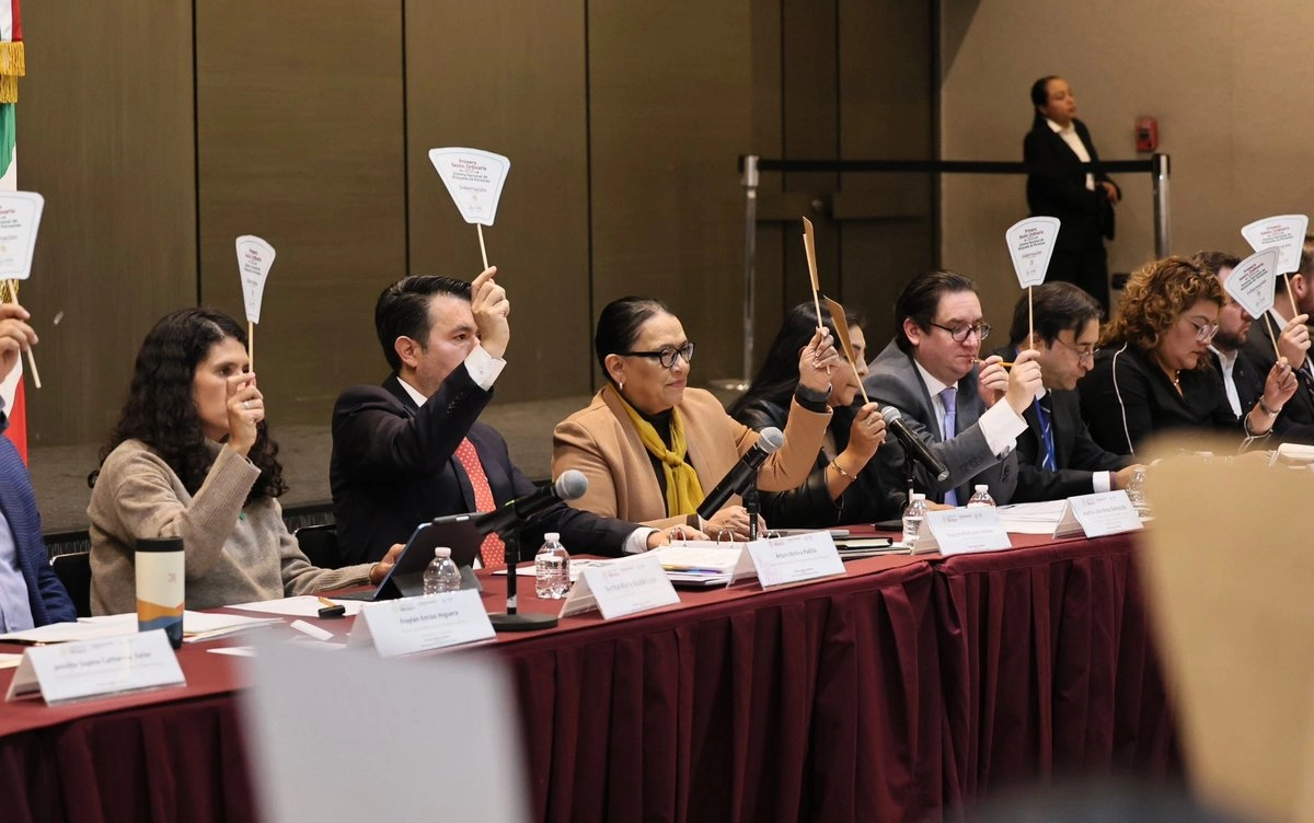 La secretaria de Gobernación, Rosa Icela Rodríguez, encabezó la primera sesión del del Sistema Nacional de Búsqueda, donde señaló que la incorporación de la nueva comisionada, la integración del Consejo y la reforma a la ley “nos permitirán trabajar de manera más coordinada”. Foto tomada de X 