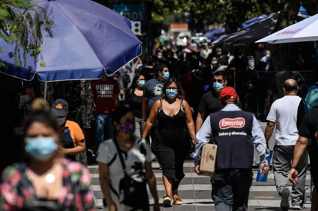Calles de Santiago, capital de Chile, país que registra un acumulado de 685 mil 17 casos de coronavirus y 17 mil 702 fallecidos. Foto Xinhua
