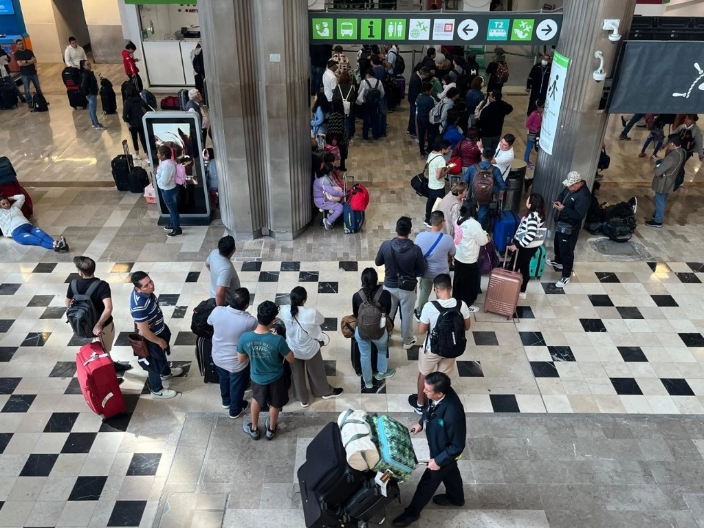 Cientos de viajeros resultaron afectados luego de fallas en sistemas cibernéticos registrados a nivel mundial en varias aerolíneas, en el Aeropuerto Internacional de la Ciudad de México, el 19 de julio de 2024. Foto Alfredo Domínguez