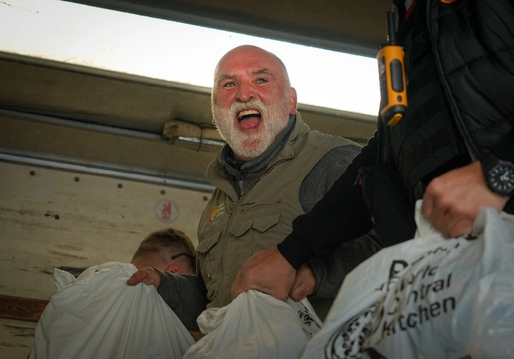José Andrés, chef español y fundador de World Central Kitchen, descarga paquetes de alimentos humanitarios, en noviembre de 2022. Foto Ap