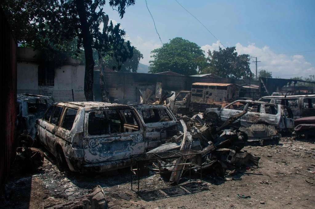 Vehículos quemados por la violencia entre pandillas, cerca de Puerto Príncipe en Haití. Foto Afp 
