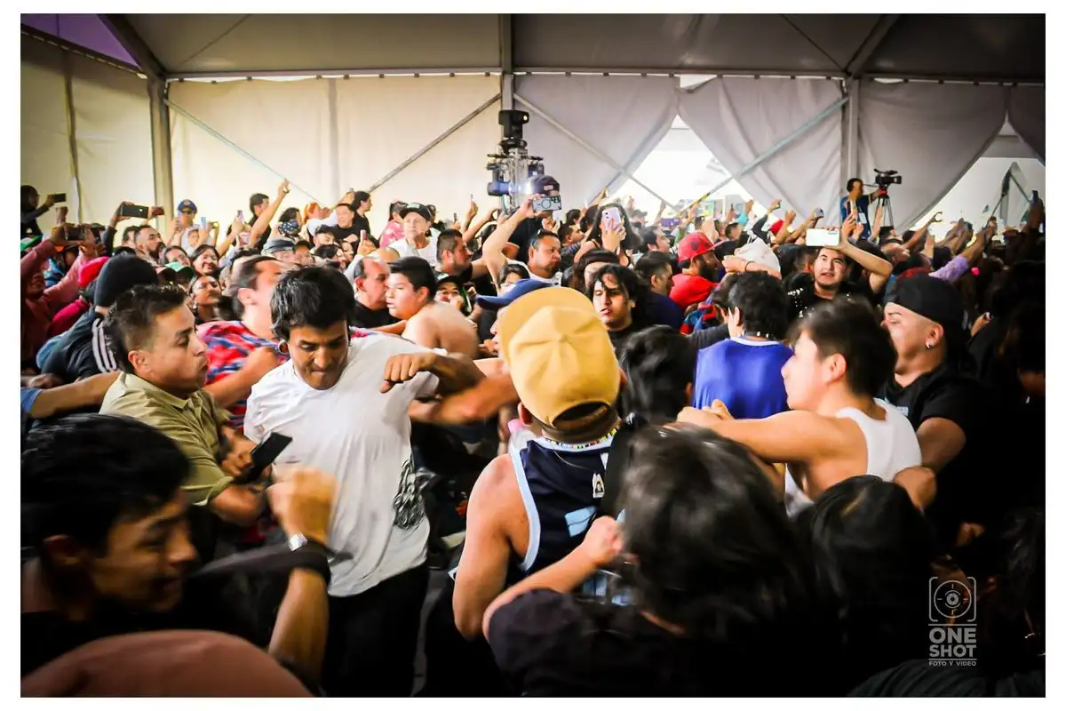 Casi para cerrar la tocada, desde esa frenética multitud se desprendieron chiflidos y gritos con mentadas de madre cuando desde un micrófono una voz femenina alentó a mandar saludos a la migra. Foto