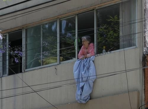  Observando la vida desde un balcón, mientras transcurre la fase dos de la epidemia de Covid-19 en la Ciudad de México. Foto José Antonio López