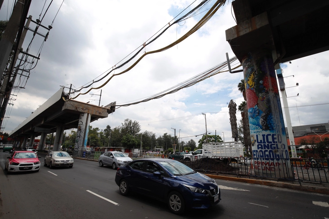 Aspectos de la zona del colapso de un tramo de la Línea 12 del Metro sobre avenida Tláhuac. Foto Cristina Rodríguez  