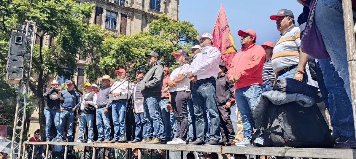 Integrantes del Sindicato Mexicano de Electricistas (SME) marcharon al Zócalo capitalino para exigir al gobierno federal la reinserción laboral y la revisión del decreto de desaparición de Luz y Fuerza del Centro hace 16 años. Foto