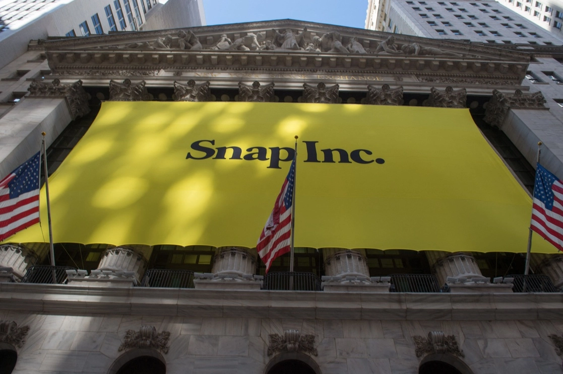 Snap, la casa matriz de la popular aplicación de mensajería Snapchat, caía más de 35 por ciento en Wall Street, tras anunciar resultados e ingresos publicitarios que decepcionaron al mercado. Foto Afp / Archivo