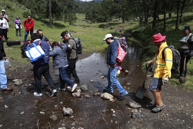 Colectivos de familiares de desaparecidos durante una búsqueda en el Ajusco. Foto LA JORNADA/Alfredo Domínguez  