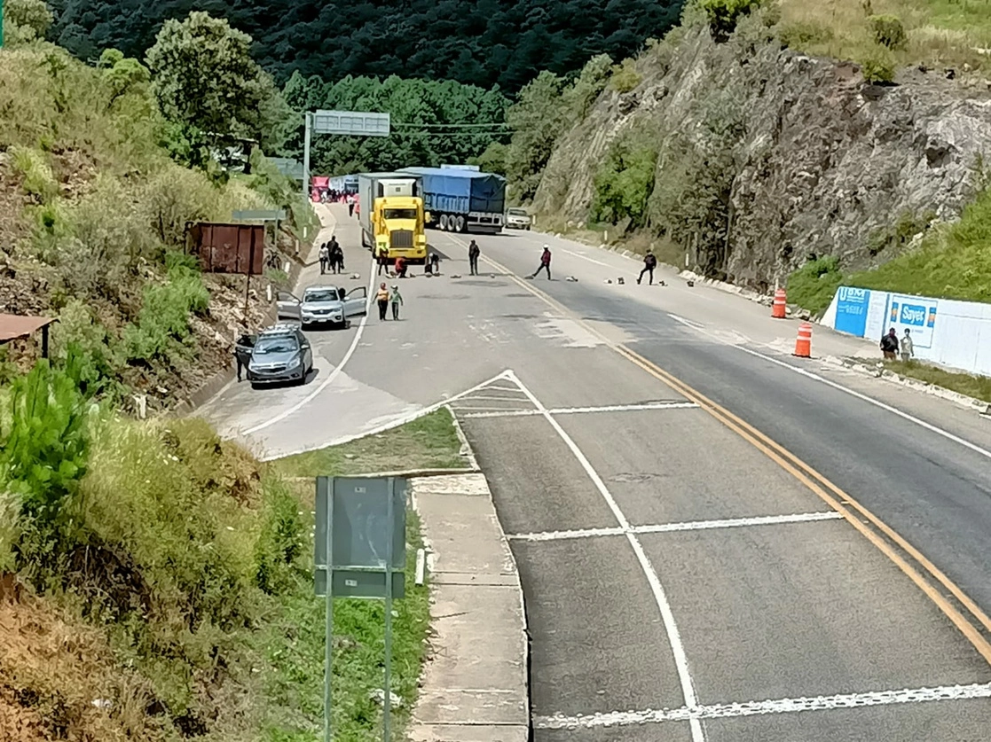 Maestros de la SNTTE Chiapas bloquearon la carretera de San Cristóbal de las Casas a Tuxtla. Foto La Jornada