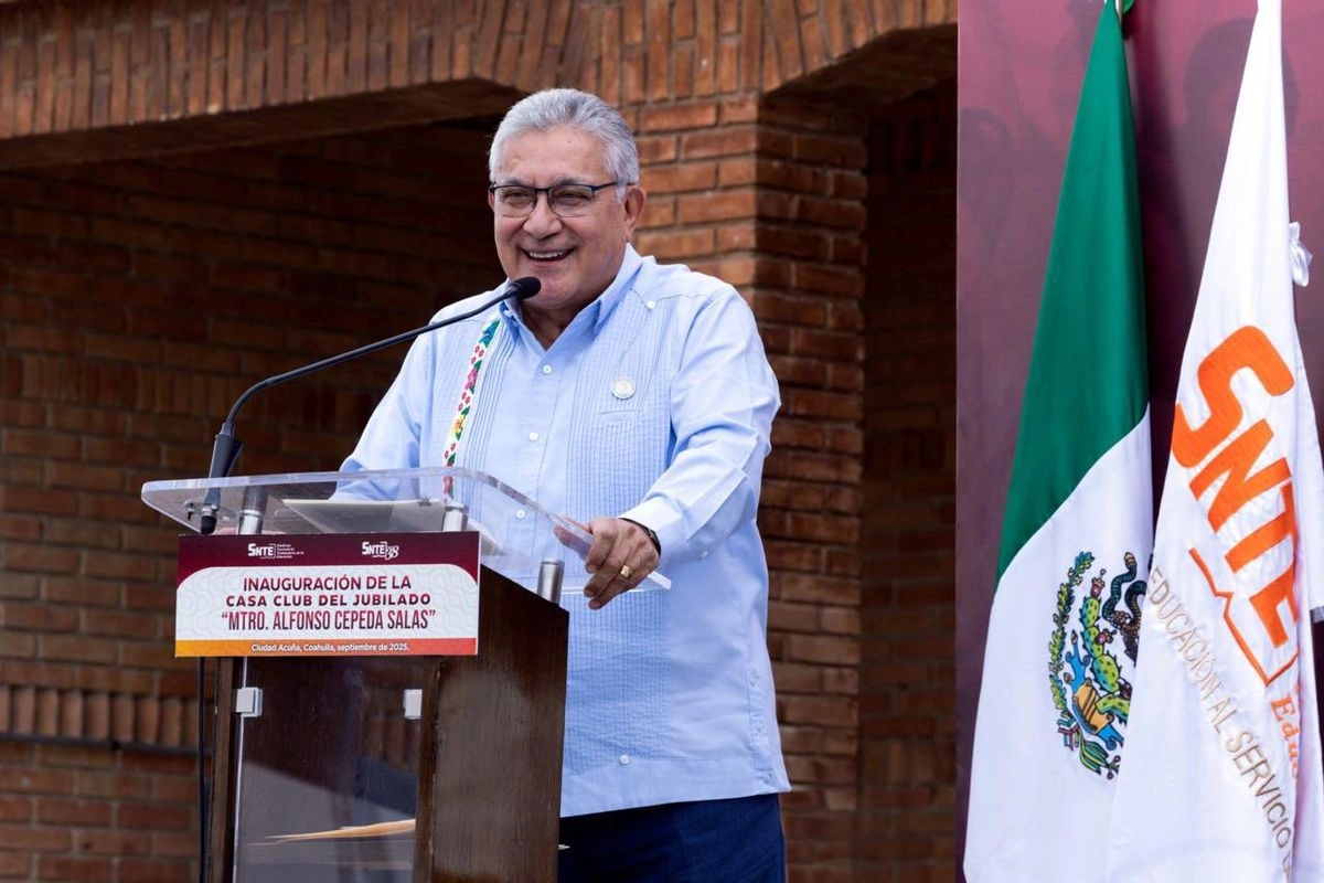 El secretario general del SNTE, Alfonso Cepeda Salas durante la gira de trabajo por Coahuila. Foto tomada de la cuenta de X 