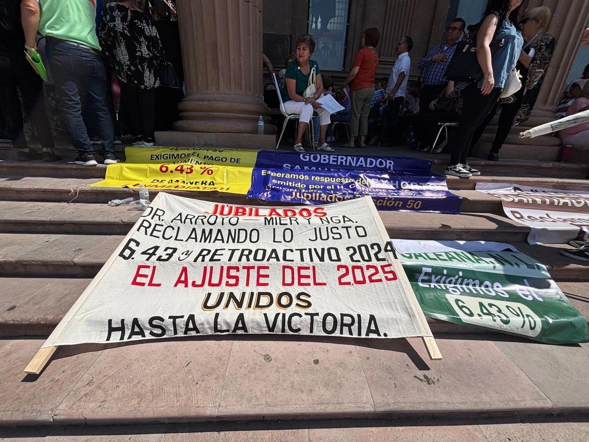 Maestros de la Sección 50 del SNTE de Nuevo León protestaron por la falta de cumplimiento de pago para jubilados. Foto 