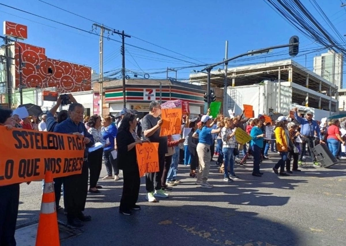 Maestros de la Sección 50 del SNTE entregaron una carta a la presidenta Claudia Sheinbaum para pedirle que intervenga ante la falta del pago del retroactivo del 6.43%. Foto 