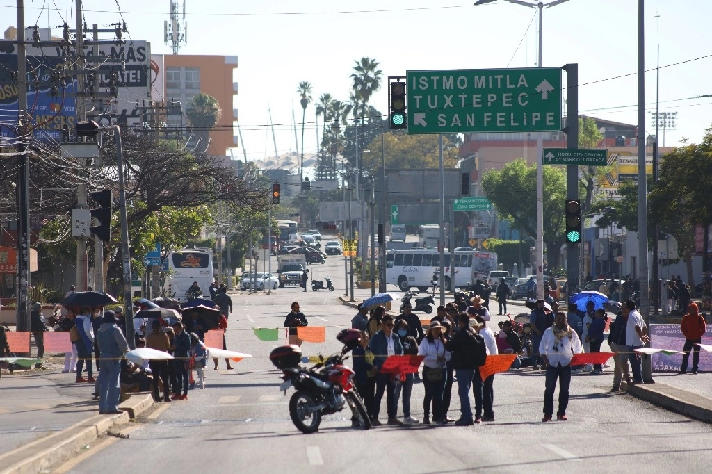 Ante la falta de pagos de salarios regulares y la falta de medicamentos, sindicalizados del sector salud de Oaxaca bloquearon al menos 12 puntos en la ciudad capital. Foto Jorge A. Pérez