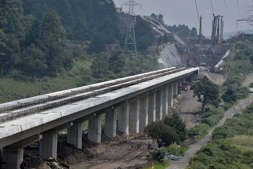 La construcción del Tren Interurbano México-Toluca debió haber terminado en 2018. Ha registrado retrasos por diversas razones, entre ellas la oposición de habitantes de las zonas en la que se trazó su recorrido. Foto Cuartoscuro