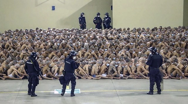 Operativo de seguridad en la prisión de Izalco, en El Salvador, luego que el presidente Bukele ordenará estado de emergencia en las cárceles. Foto Afp/ archivo