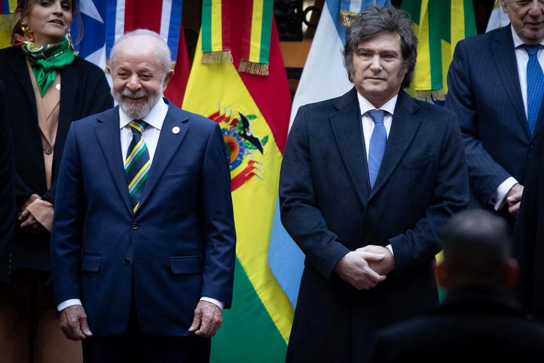 El presidente argentino, Javier Milei, posa junto al presidente brasileño, Luiz Inácio Lula da Silva, en la LXVI Cumbre de Presidentes del Mercosur y Estados Asociados, en el Palacio San Martí­n, sede de la cancillería argentina, en Buenos Aires, el 3 de julio de 2025. Foto  