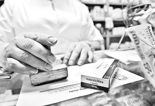 Los especialistas dicen que es urgente regular el consumo de antibióticos en salud humana y disminuir su uso en la agroindustria. Foto Roberto García Ortiz / Archivo 