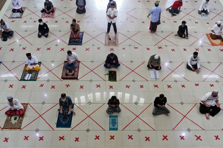 Los musulmanes rezan separados para frenar la propagación del coronavirus durante una oración en la Gran Mezquita Al Barkah en Bekasi, en las afueras de Yakarta, Indonesia. Foto Ap