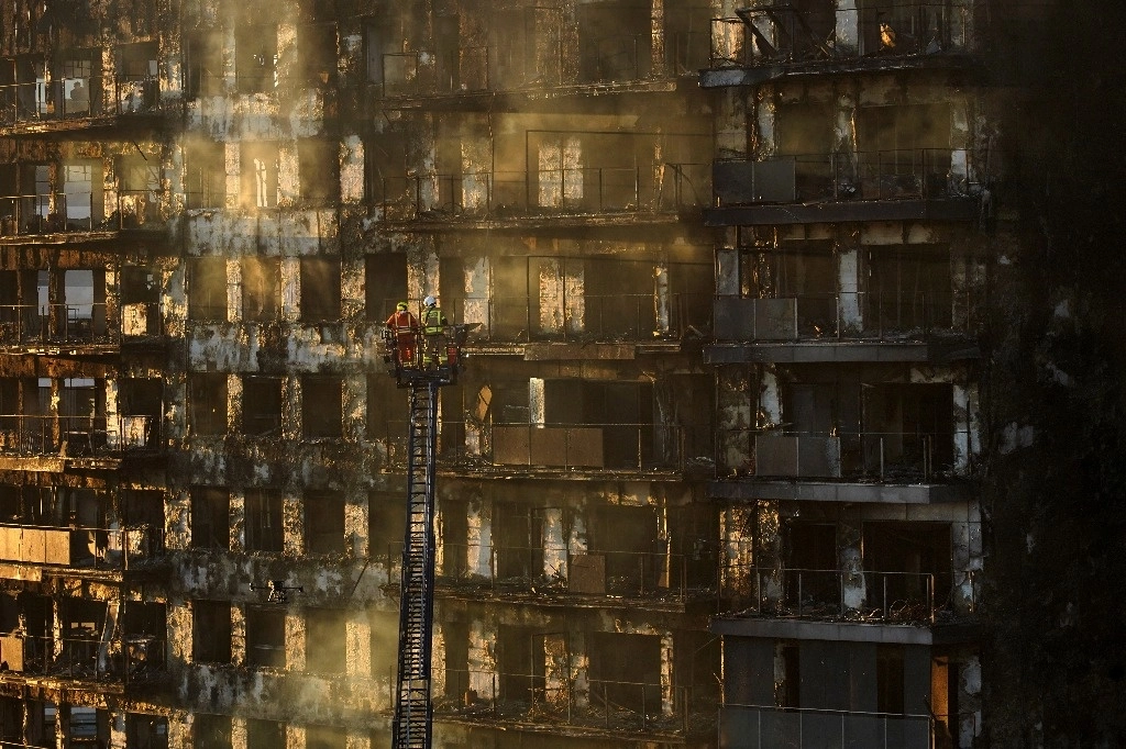 Bomberos trabajan tras el incendio en un edificio en Valencia, España, el viernes 23 de febrero de 2024. Foto Ap