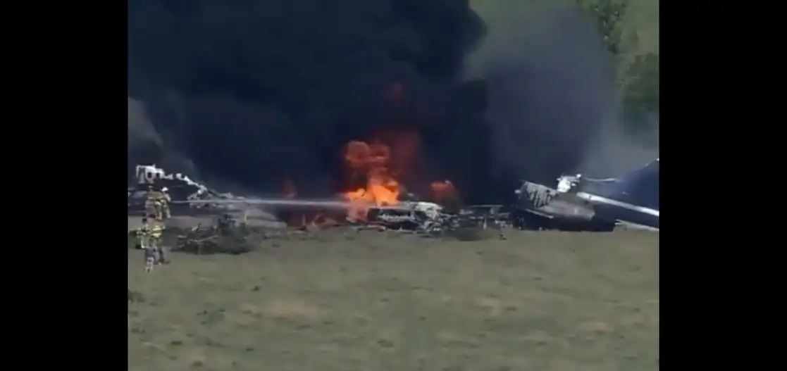 El avión se estrelló al despegar cerca de Houston, Texas, el 19 de octubre de 2021. imagen tomada de un video difundido en Twitter

