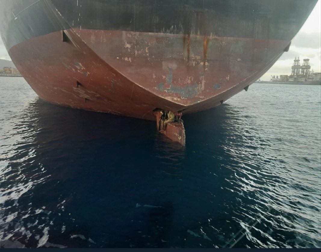 El único sitio que encontraron los tres migrantes para realizar la travesía y no ser descubiertos fue la pala del timón del buque petrolero, que se encuentra suspendido bajo el casco de la embarcación, el 30 de noviembre de 2022. Foto cortesía de Salvamento Marítimo vía Afp