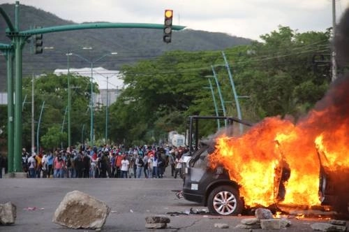  El operativo policiaco que se aplicó en contra de los estudiantes de la normal rural de Mactumactzá “fue un mensaje clarísimo para amedrentar, intimidar y torturar a los estudiantes”, asegura Hallier Arnulfo Morales. Ayer, los normalistas de Chiapas realizaron nuevas protestas. Foto Juan Carlos Santiago