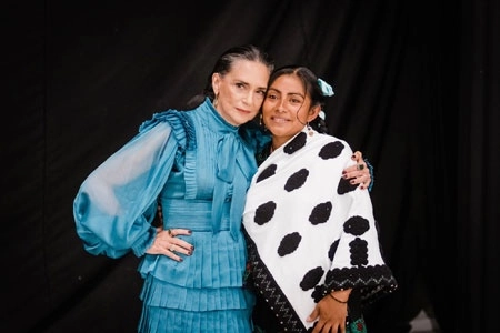 Durante la 63 ceremonia de los Premios Ariel de la Academia Mexicana de Artes y Ciencias Cinematográficas, que por segundo año se realizó de manera virtual. Ofelia Medina recibió el galardón de manos de Guadalupe Vázquez Luna, quien el 22 de diciembre de 1997 sobrevivió a la matanza de 45 tsotsiles, perpetrada por paramilitares en Chiapas. Foto La Jornada