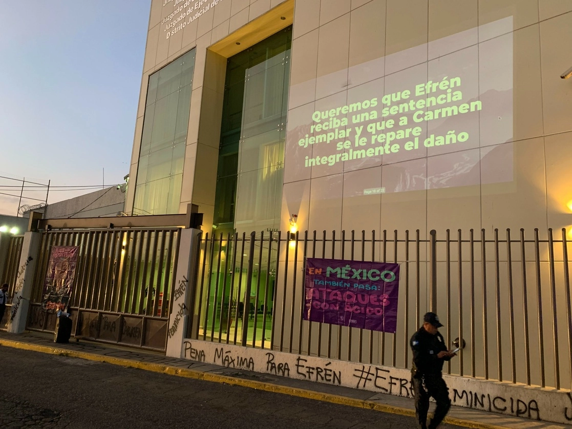 En el muro de los juzgados de control del penal estatal de Chalco se proyectó la historia de Carmen, previo a la audiencia de pruebas contra Efrén, su ex pareja, quien intentó asesinarla con ácido. Foto René Ramón