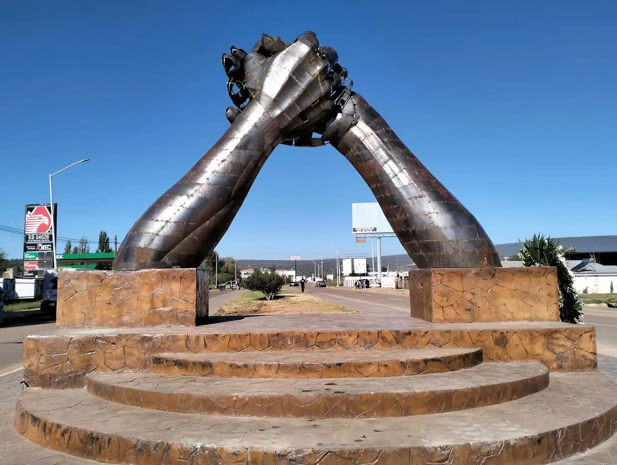 La tumba colectiva donde yacen los combatientes caídos el 23 de septiembre de 1965 en el Asalto al Cuartel de Madera,  recibió la declaración como Sitio de Memoria. Foto 
