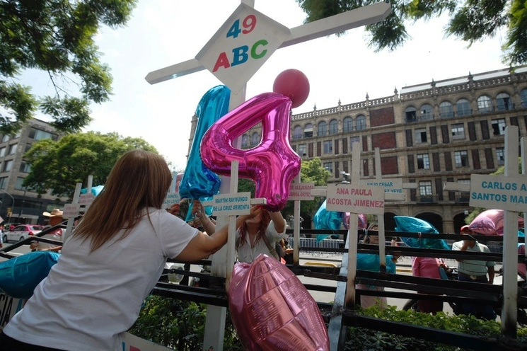 Familiares de los 49 niños muertos en la Guardería ABC colocan una cruz grande, a 14 años de la tragedia, frente a la Suprema Corte de Justicia de la Nación, en la Ciudad de México, el 5 de junio de 2023. Foto Cristina Rodríguez