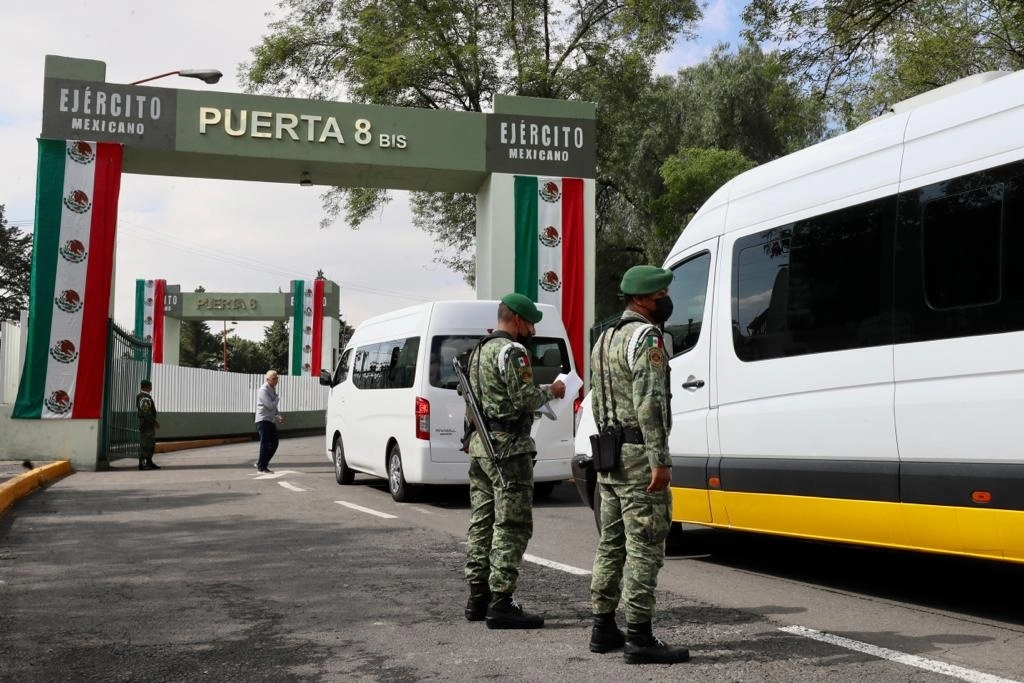 Alrededor de 50 sobrevivientes y familiares de desaparecidos entran al Campo Militar Número 1, donde buscarán indicios de crímenes de Estado, en la Ciudad de México, el 20 de septiembre de 2022. Foto Roberto García Ortiz